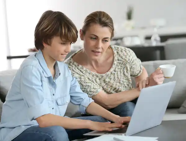 Mutter und Sohn üben mit Mathegym am Laptop
